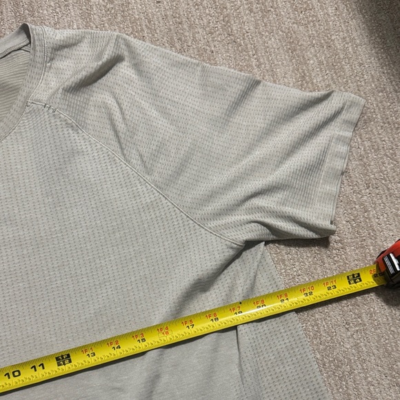 Lululemon Men's Size XL Tan Metal Vent Tech Short Sleeve Athletic Stretch Top - Picture 7 of 12